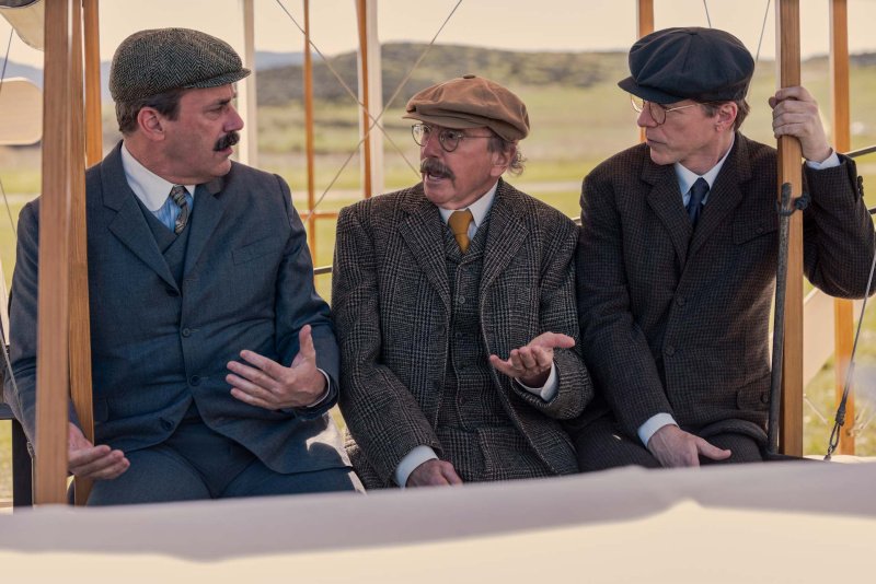 Ein Passagier (Larry David) hockt zwischen Orville (Jon Hamm) und Wilbur Wright (Sean Hayes, r.) – Bild: John Johnson /​ HBO