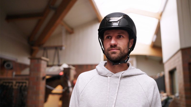 Christian Kukuk in seinem Stall – Bild: HR/​Philip Vogts