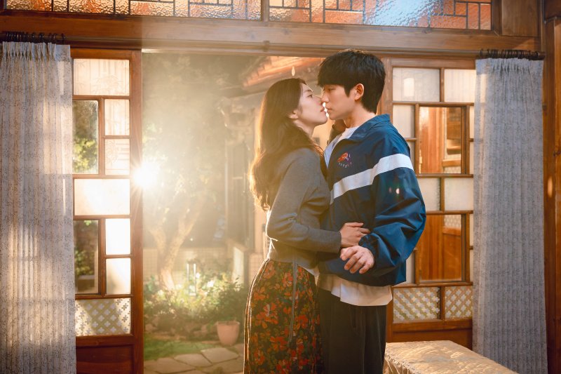 Ha Young als Go Eun-sae, Jung Hae-in als Jang Tae-ha (v.l.) – Bild: © 2026 Netflix, Inc., Song Hyoun-jong /​ Netflix © 2026