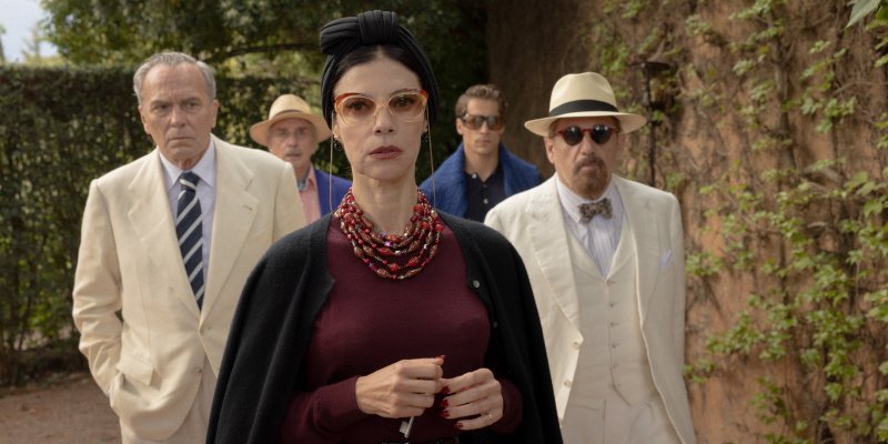 Jose Coronado als Basil, Gonzalo de Castro las Fonseca, Maribel Verdu als Auslander, Martiño Rivas als Foxa, Pepon Nieto als Seruya – Bild: Lander Larrañaga/​Netflix © 2025