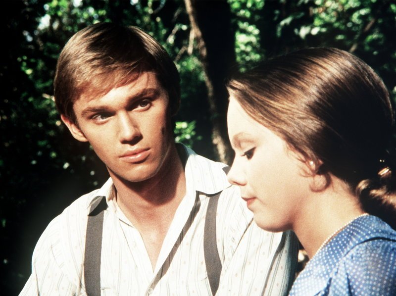 Die verwöhnte Alicia (Linda Purl, r.) erzählt John-Boy (Richard Thomas, l.), dass ihre Familie wieder in die Großstadt zurückkehren will … – Bild: WARNER BROS. INTERNATIONAL TELEVISION Lizenzbild frei