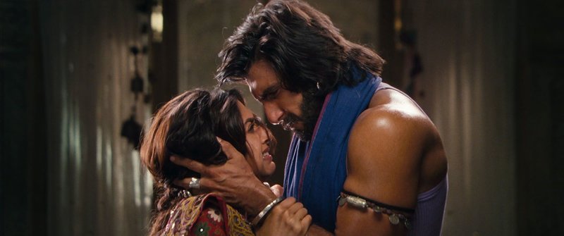 Ram: Ranveer Singh (re) & Leela: Deepika Padukone (li) Für Ram und Leela ist es Liebe auf den ersten Blick. Doch ihre Familien sind seit Jahrhunderten bis aufs Blut verfeindet. Traumhaft bebildertes Epos frei nach „Romeo und Julia“. – Bild: Zee.One Ram: Ranveer Singh (re) & Leela: Deepika Padukone (li) Für Ram und Leela ist es Liebe auf den ersten Blick. Doch ihre Familien sind seit Jahrhunderten bis aufs Blut verfeindet. Traumhaft bebildertes Epos frei nach „Romeo und Julia“. – Bild: Zee.One