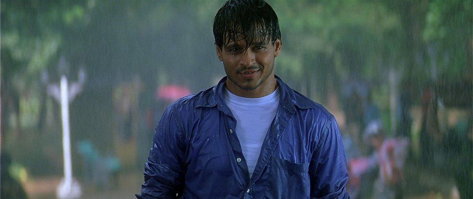 Gefangen in Korruption Originaltitel: DUM Bild: Uday (Vivek Oberoi) Plot: Uday (Vivek Oberoi) und Mohan (Sushant Singh) sind jung und voller Ideale: Um ihrem Land zu dienen, wollen beide auf die Polizeischule gehen. Obwohl beide aus ärmlichen Verhältnissen stammen, sind die jungen Männer fest entschlossen, es auch ohne vermittelnde Beziehungen und gegen den Willen ihrer Familien zu etwas zu bringen. Zunächst haben sie Glück: Ihr Ausbilder Sharma sieht das Potential der zwei Freunde und unterstützt sie nach Kräften. Bald haben sich Uday und Mohan einen Ruf als aufrechte, ehrliche Cops erarbeitet. Eines Tages aber wird Udays Freundin Kaveri (Diya Mirza) von dem hochrangigen Polizisten Shankar (Atul Kulkarni) angegriffen. Uday geht dazwischen und beendet die Handgreiflichkeit. Doch damit hat er sich den blamierten Shankar zum erbitterten Feind gemacht. Als Uday erfährt, dass Shankar notfalls wortwörtlich auch über Leichen geht, ist er entschlossen, den korrupten Cop zu Fall zu bringen. Doch auch Shankar ist zum Kampf bereit – mit allen Mitteln. Genre: Spielfilm, Actionfilm / Drama – Bild: Zee.One