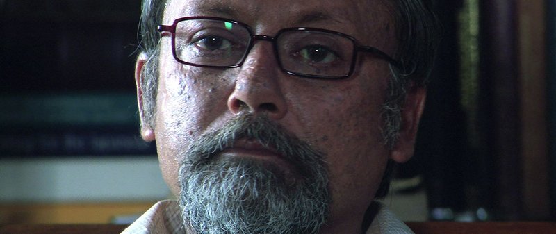 Kalter Morgen der Vergeltung OT: Sehar Bild: Professor Bhole Shankar Tiwari (Pankaj Kapur) wird von einem Filmteam darüber ausgefragt, was es mit der Auslöschung des Verbrechens in der Provinz Lucknow auf sich hat. Ajay Kumar (Arshad Warsi) ist ein Mann des Gesetzes: Er schwört, sämtliches Verbrechen aus dem Bundesstaat Uttar Pradesh zu verbannen. Sein Gegenspieler Gajraj stellt sich ihm in den Weg. Erleben Sie ein spannendes Mann-gegen-Mann Duell aus Bollywood. Der renommierte Kriminologe Prof. Tiwari wird von einem Filmteam darüber ausgefragt, was es mit der Auslöschung des Verbrechens in der Provinz Lucknow auf sich hat. Er erzählt die packende Geschichte von Ajay Kumar, einem jungen und mutigen Polizisten. Ajay wuchs nur mit seiner Mutter auf, nachdem sein Vater Selbstmord begangen hatte. Verschwörer hatten den angesehenen Kriminologen als Deserteur und Verräter diffamiert. Nach dem Selbstmord schwor der kleine Ajay, seinen Vater zu rächen. Als junger Hauptkommissar steht Ajay nun vor einem besonders heftigen Fall. Der hochkriminelle und kaltherzige Gajraj (Sushant Singh) ist hier nicht nur der Mafiaboss und Lokalmatador, sondern unterhält auch enge Beziehungen zur Regierung. Um ihn zu stoppen, sammelt Ajay die kampferprobtesten und stärksten Kämpfer um sich, und gemeinsam ziehen sie gegen Gajrajs Gangster ins Feld. In einem fahrenden Zug kommt es zum ultimativen Showdown. – Bild: Zee.One Kalter Morgen der Vergeltung OT: Sehar Bild: Professor Bhole Shankar Tiwari (Pankaj Kapur) wird von einem Filmteam darüber ausgefragt, was es mit der Auslöschung des Verbrechens in der Provinz Lucknow auf sich hat. Ajay Kumar (Arshad Warsi) ist ein Mann des Gesetzes: Er schwört, sämtliches Verbrechen aus dem Bundesstaat Uttar Pradesh zu verbannen. Sein Gegenspieler Gajraj stellt sich ihm in den Weg. Erleben Sie ein spannendes Mann-gegen-Mann Duell aus Bollywood. Der renommierte Kriminologe Prof. Tiwari wird von einem Filmteam darüber ausgefragt, was es mit der Auslöschung des Verbrechens in der Provinz Lucknow auf sich hat. Er erzählt die packende Geschichte von Ajay Kumar, einem jungen und mutigen Polizisten. Ajay wuchs nur mit seiner Mutter auf, nachdem sein Vater Selbstmord begangen hatte. Verschwörer hatten den angesehenen Kriminologen als Deserteur und Verräter diffamiert. Nach dem Selbstmord schwor der kleine Ajay, seinen Vater zu rächen. Als junger Hauptkommissar steht Ajay nun vor einem besonders heftigen Fall. Der hochkriminelle und kaltherzige Gajraj (Sushant Singh) ist hier nicht nur der Mafiaboss und Lokalmatador, sondern unterhält auch enge Beziehungen zur Regierung. Um ihn zu stoppen, sammelt Ajay die kampferprobtesten und stärksten Kämpfer um sich, und gemeinsam ziehen sie gegen Gajrajs Gangster ins Feld. In einem fahrenden Zug kommt es zum ultimativen Showdown. – Bild: Zee.One
