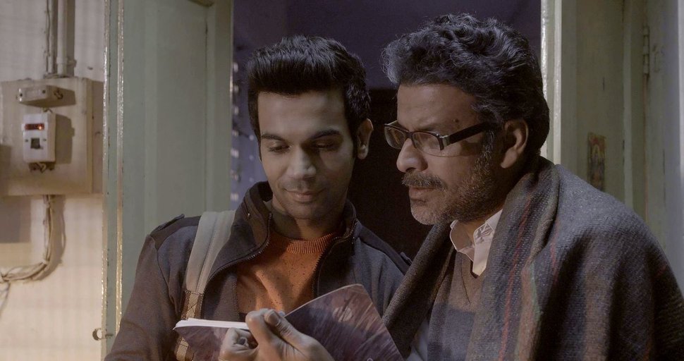 Prof. Shriniwas Ramchandra Siras (Manoj Bajpayee), Journalist Deepu Sebastian, Indian Post (Rajkummar Rao) – Bild: Zee.One