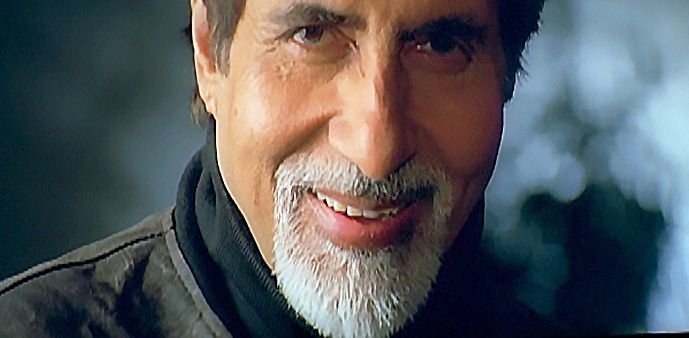 Uncle Raj Chauhan (Amitabh Bachchan) – Bild: Zee.One