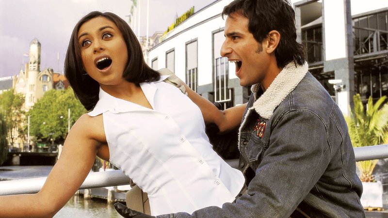 Karan Kapoor (Saif Ali Khan, re) Rhea Prakash (Rani Mukerji, li) – Bild: Zee.One Karan Kapoor (Saif Ali Khan, re) Rhea Prakash (Rani Mukerji, li) – Bild: Zee.One