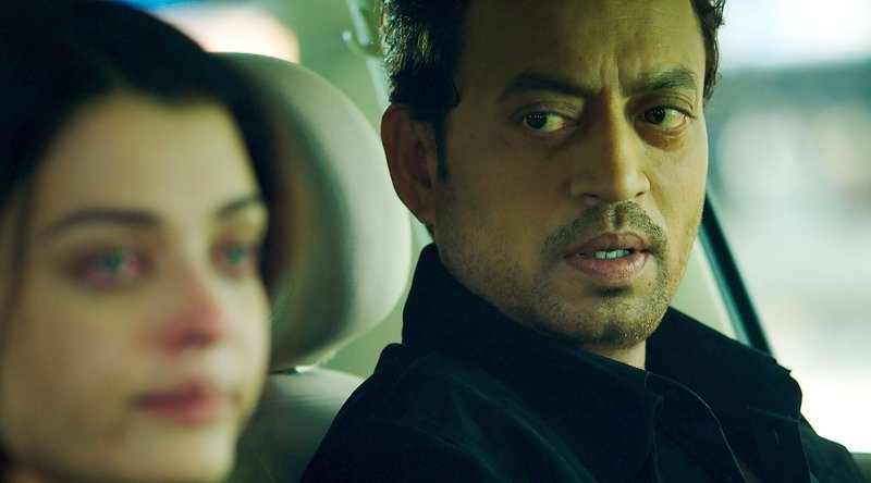 Advocate Anuradha Verma (Aishwarya Rai, li)
Inspector Yohan (Irrfan Khan, re) – Bild: Zee.One