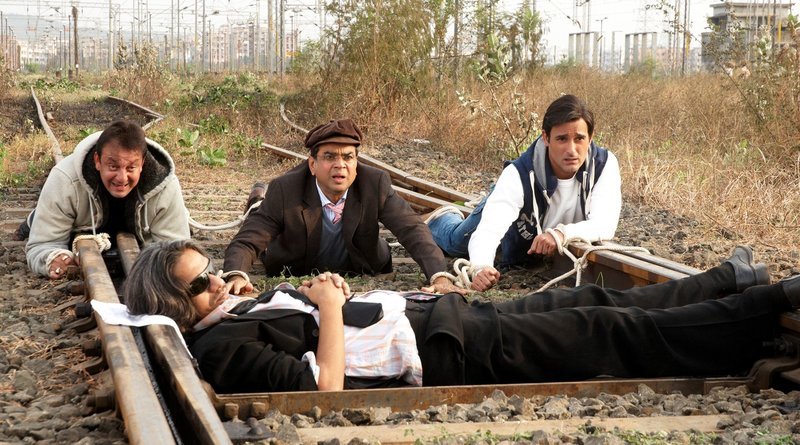 Yash (Sanjay Dutt, li), Zandulal (Paresh Rawal, 2.v.li), Raj (Akshaye Khanna, re), „Suicidal Man“ (Vijay Raaz, unten) – Bild: Zee.One