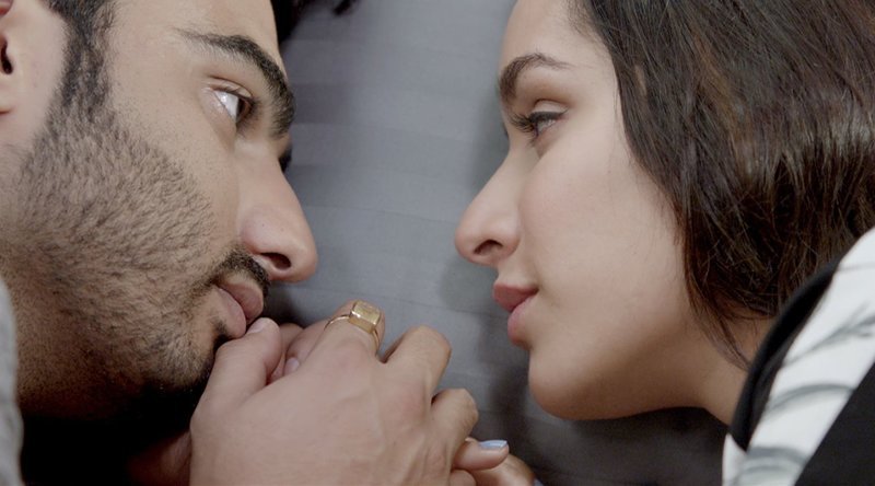 Madhav Jha (Arjun Kapoor, li), Riya Somani (Shraddha Kapoor, re) – Bild: Zee.One