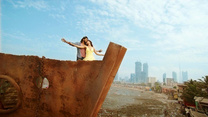 Taraat (Ritesh Deshmukh, li) Christina (Nargis Fakhri, re) – Bild: Zee.One Taraat (Ritesh Deshmukh, li) Christina (Nargis Fakhri, re) – Bild: Zee.One
