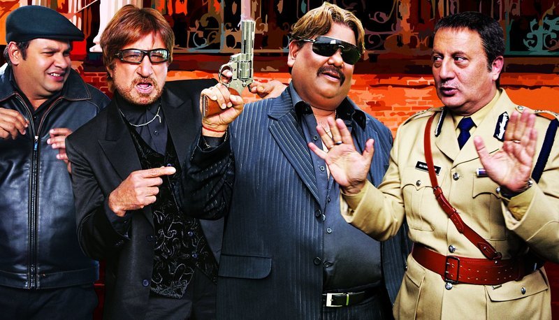 OT: Chatur Sing 2 Star

Bild: 
Purushutam Singh (alias Pappu Panther, Suresh Menon, li), 
Don Chihuhua (Shakti Kapoor, 2.v.li), Commissioner Rajpal Sinha /​ Dr Jhatka (Anupam Kher, re), Gullu Gulfam (Satish Kaushik, 2.v.re) – Bild: Zee.One