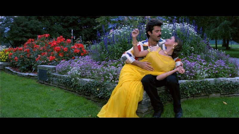 Raaj Varma (Anil Kapoor), Janhvi Sahni (Urmila Matondkar, re, liegend) – Bild: Zee.One Raaj Varma (Anil Kapoor), Janhvi Sahni (Urmila Matondkar, re, liegend) – Bild: Zee.One