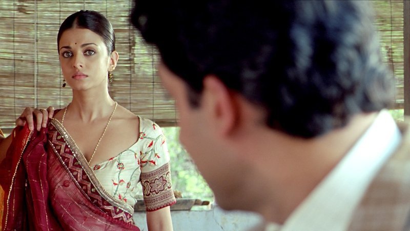 Sujata (Aishwarya Rai, li) ist skeptisch: Gurukant „Guru“ (Abhishek Bachchan, re) möchte sie zur Frau nehmen. – Bild: Zee.One