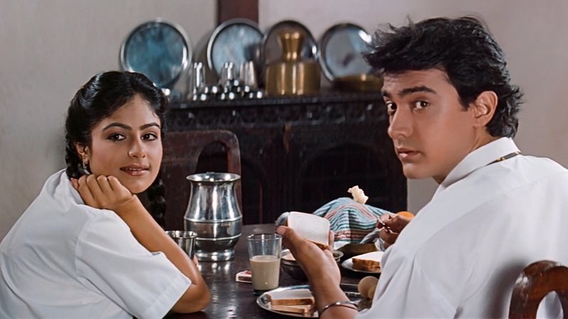 Anjali (Ayesha Jhulka, li), Sanjaylal (Aamir Khan, re) – Bild: Zee.One