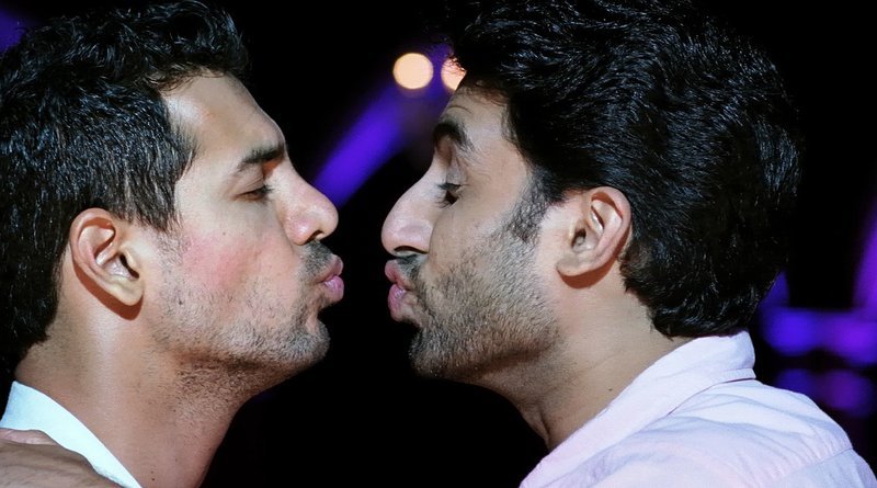 Sameer (Abhishek Bachchan, re) Kunal (John Abraham, li) – Bild: Zee.One Sameer (Abhishek Bachchan, re) Kunal (John Abraham, li) – Bild: Zee.One