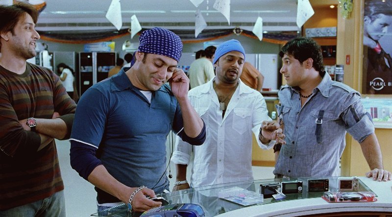Radhe’s friend Aslam (Sarfaraz Khan, li) Radhe (Salman Khan, 2.v.li) Radhe’s Friend (Sajid Ali (Sajid-Wajid), 2.v.re) Ajay (Inder Kumar, re) – Bild: Zee.One