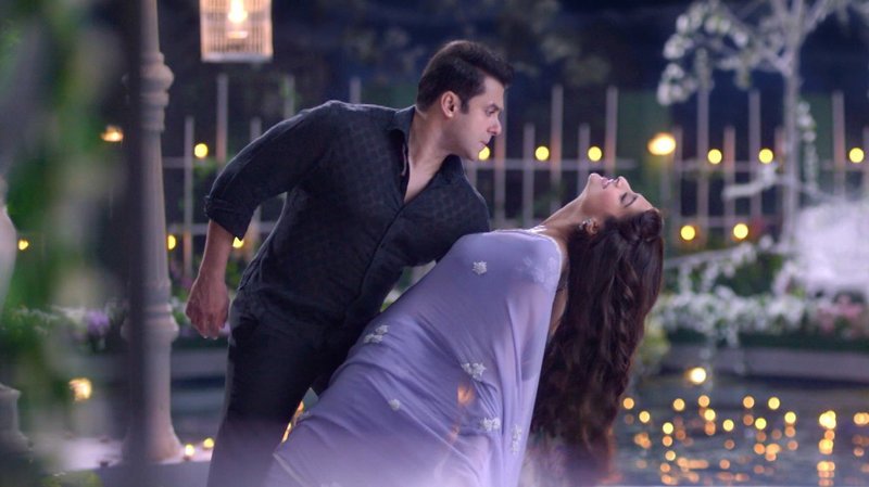 Prem (Salman Khan, li), Maithili (Sonam Kapoor, re) – Bild: Zee.One