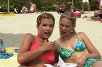 Angelika (Anke Engelke, l.) und Tina (Angela Sandritter, r.) sonnen sich am Strand, als Angelika auf die Toilette muss. Tina meint, dass das „im Wasser“ doch eh keiner sieht. – Bild: Sat.1