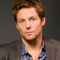 Jamie Bamber erhält Hauptrolle in Pilot von Ronald D. Moore – Kleine "Galactica"-Reunion in neuem NBC-Format – Bild: ITV