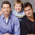 „Two and a Half Men“ nicht als beste Comedyserie im Emmy-Rennen – Darsteller könnten dennoch Preise erhalten – Bild: CBS Corporation