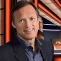 Gerhard Delling moderiert den „Wochenspiegel“ – „Sportschau“-Journalist präsentiert den Wochenrückblick – Bild: WDR/​Fulvio Zanettini/​Herby Sachs