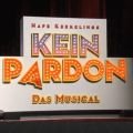Comeback für Kerkelings "Kein Pardon" als Musical – Dirk Bach ist Showmaster Heinz Wäscher – Bild: ZDF-Mediathek/"Leute heute" (Screenshot)