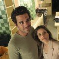 Neue US-Serien 2011/12 (32): "Bent" – Amanda Peet und David Walton als ungleiches Paar – Bild: NBC Neue US-Serien 2011/12 (32): "Bent" – Amanda Peet und David Walton als ungleiches Paar – Bild: NBC