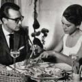 Vom Saumagen zu Sushi: "Mahlzeit Deutschland" – Deutsche Koch- und Essgeschichten von 1945 bis heute – Bild: ARD/Wien Museum Vom Saumagen zu Sushi: "Mahlzeit Deutschland" – Deutsche Koch- und Essgeschichten von 1945 bis heute – Bild: ARD/Wien Museum