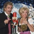 Sat.1 wünscht "Fröhliche Weihnachten" mit Engelke und Pastewka – Wolfgang und Anneliese im Anmarsch! – Bild: Sat.1/Willi Weber