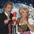 Sat.1 wünscht „Fröhliche Weihnachten“ mit Engelke und Pastewka – Wolfgang und Anneliese im Anmarsch! – Bild: Sat.1/​Willi Weber