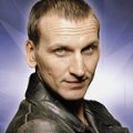 Christopher Eccleston spielt John Lennon – Früherer „Doctor Who“-Star in BBC-Film – Bild: BBC