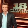 Oliver Geissen moderiert "18 - Die beste Zeit meines Lebens" – RTL bestückt den Freitagabend mit einer weiteren Nostalgie-Show – Bild: RTL / Frank Hempel