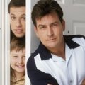„Two and a Half Men“: Charlie Sheen verlängert bei CBS – Neuer Zweijahresvertrag – Bild: CBS