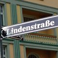„Lindenstraße“-Jubiläum: Alle 1306 Folgen nonstop in Köln – Geburtstagsaktion im Dezember – Bild: WDR/​Mara Lukaschek