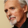 Dennis Hopper im Alter von 74 Jahren gestorben – Eine Schauspiellegende zwischen „Easy Rider“ und „L.A. Crash“ – Bild: Starz