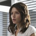 USA Network startet Drama-Serie „Facing Kate“ im Januar – Sarah Shahi als Mediator /​ „Psych“ bekommt Weihnachtsepisode – Bild: NBC Universal