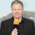 Fußball: ZDF verlängert Vertrag mit Oliver Kahn – Duo Müller-Hohenstein/Kahn analysiert die EM 2012 – Bild: ZDF/Wolfgang Lehmann Fußball: ZDF verlängert Vertrag mit Oliver Kahn – Duo Müller-Hohenstein/Kahn analysiert die EM 2012 – Bild: ZDF/Wolfgang Lehmann