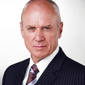 Alan Dale in „Undercovers“ (Achtung Spoiler!) – „O.C., California“-Fiesling mit dem Schlüssel zu einem CIA-Geheimnis – Bild: ABC Television