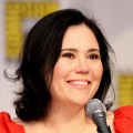 Alex Borstein – Bild: Gage Skidmore, Alex Borstein by Gage Skidmore 3, CC BY-SA 3.0 Alex Borstein – Bild: Gage Skidmore, Alex Borstein by Gage Skidmore 3, CC BY-SA 3.0