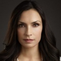 Famke Janssen – Bild: Netflix/Gaumont International Television Famke Janssen – Bild: Netflix/Gaumont International Television