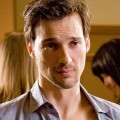 Florian David Fitz – Bild: SRF/2011 Warner Bros. Intl. Television Florian David Fitz – Bild: SRF/2011 Warner Bros. Intl. Television