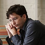 John Magaro – Bild: Amazon John Magaro – Bild: Amazon