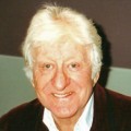 Jon Pertwee – Bild: Mark (Carlisle Who Fan), Jon Pertwee, CC BY-SA 2.0 Jon Pertwee – Bild: Mark (Carlisle Who Fan), Jon Pertwee, CC BY-SA 2.0