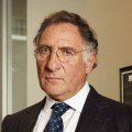 Judd Hirsch – Bild: VOX/Will Hart/Universal Judd Hirsch – Bild: VOX/Will Hart/Universal