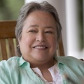 Kathy Bates – Bild: Warner Bros. Entertainment/Michael Tackett Kathy Bates – Bild: Warner Bros. Entertainment/Michael Tackett