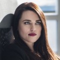 Katie McGrath – Bild: 2016 Warner Bros. Entertainment, Inc. Lizenzbild frei Katie McGrath – Bild: 2016 Warner Bros. Entertainment, Inc. Lizenzbild frei