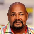 Kevin Michael Richardson – Bild: Gage Skidmore, Kevin Michael Richardson by Gage Skidmore 3, CC BY-SA 3.0 Kevin Michael Richardson – Bild: Gage Skidmore, Kevin Michael Richardson by Gage Skidmore 3, CC BY-SA 3.0