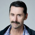 Kirk Fox – Bild: ORF/Tele-München/Warner Kirk Fox – Bild: ORF/Tele-München/Warner