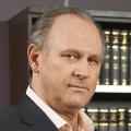Peter Davison – Bild: Kudos/Wolf/Universal Peter Davison – Bild: Kudos/Wolf/Universal